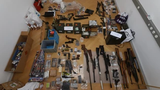 Ein beeindruckendes Arsenal: Von Pistolen und Gewehren über Militärmunition und Pfeilbogen bis hin zu Feuerwerkskörpern haben die Tatverdächtigen so einiges an Waffen und Explosivstoffen zusammengetragen.