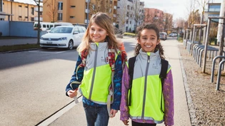 Neu mit Leuchtwesten auf dem Schulweg: Glarus ist einer der letzten Kantone, der die Westen einführt. Neu mit Leuchtwesten auf dem Schulweg: Glarus ist einer der letzten Kantone, der die Westen einführt.