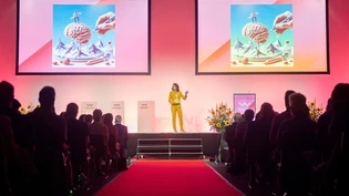 Blick nach vorne: Mit einem KI-generierten Bild zum diesjährigen Thema «Innovativ und intelligent in die Zukunft» leitet Moderatorin Mona Vetsch ins Wirtschaftsforum Südostschweiz ein. 