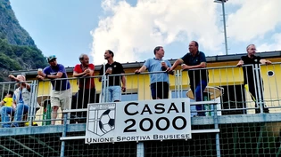 Fussball im Puschlav: Zuschauer verfolgen auf dem Balkon des Klubhauses in Campascio die Meisterschaftssparte von Valposchiavo Calcio gegen den FC Ems.