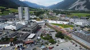 Blick auf Chur West mit den Hochhäusern und dem zugehörigen Einkaufszentrum City West – unten rechts der im Ausbau befindliche Bahnhof Chur West. 