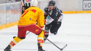 Es geht voran: Timo Demuth vom EHC Chur (links) im Direktduell mit einem Spieler des HC Sierre.
Es geht voran: Timo Demuth vom EHC Chur (links) im Direktduell mit einem Spieler des HC Sierre.