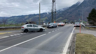 Die Kantonspolizei kann den Unfall-Hotspot nicht entschärfen, das Astra wartet ab: Immer wieder gibt es auf der Schäniserstrasse bei der Ausfahrt der A3 in Bilten Unfälle, so wie hier im Februar 2024. Die Kantonspolizei kann den Unfall-Hotspot nicht entschärfen, das Astra wartet ab: Immer wieder gibt es auf der Schäniserstrasse bei der Ausfahrt der A3 in Bilten Unfälle, so wie hier im Februar 2024.