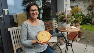 Anna Bühler-Risch: Ihre Nusstorten backt die 60-Jährige auf ihrem Hof in Urmein. Anna Bühler-Risch: Ihre Nusstorten backt die 60-Jährige auf ihrem Hof in Urmein.