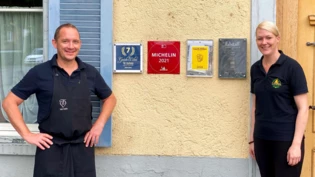 Sie sind stolz auf ihren Erfolg: Stefan Rehli und Ramona Schneider zeigen die Auszeichnungen an der Hauswand ihres «Löwen» in Walenstadt. Sie sind stolz auf ihren Erfolg: Stefan Rehli und Ramona Schneider zeigen die Auszeichnungen an der Hauswand ihres «Löwen» in Walenstadt.