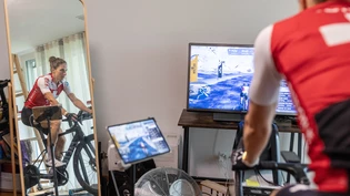 Nur ein Ruhetag pro Woche: Kathrin Fuhrer fährt auf dem Velo in einem Zimmer ihrer Wohnung in Bilten.