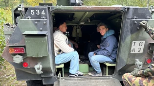 Ganz schön eng: Die angehenden Rekruten sitzen zum ersten Mal im Panzer. 