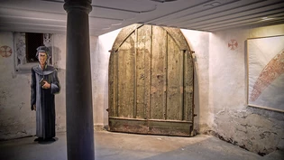 Die beiden kennen sich: Schon Reformator Johannes Comander – hier als Museumsfigur von Illustrator Mathias Durisch – ist 1526 durch das nun wiederentdeckte spätgotische Ilanzer Kirchentor gegangen. Die beiden kennen sich: Schon Reformator Johannes Comander – hier als Museumsfigur von Illustrator Mathias Durisch – ist 1526 durch das nun wiederentdeckte spätgotische Ilanzer Kirchentor gegangen.