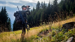 Nächste Woche geht es wieder los: Eine Jägerin hält Ausschau nach Wild, um parat zu sein, wenn die Sonderjagd am 2. November beginnt. Nächste Woche geht es wieder los: Eine Jägerin hält Ausschau nach Wild, um parat zu sein, wenn die Sonderjagd am 2. November beginnt.