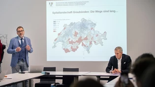 Wege zum Erhalt der dezentralen Gesundheitsversorgung: Gesundheitsdirektor Peter Peyer (links) und Marc-André Giger von der KPMG AG stellen die Analyse zu den Bündner Akutspitälern vor. 