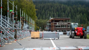 Viel Betrieb: In Lantsch/Lenz wird die Tribüne für die Biathlon-WM erstellt. Viel Betrieb: In Lantsch/Lenz wird die Tribüne für die Biathlon-WM erstellt.