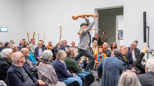 «Nicht dafür gemacht, etwas zu sagen»: Christoph Rütimann zeigt bei der Verleihung des Kunstpreises der Willy-Reber-Stiftung in Chur eine Performance mit zwei seiner Kulturkeulen. «Nicht dafür gemacht, etwas zu sagen»: Christoph Rütimann zeigt bei der Verleihung des Kunstpreises der Willy-Reber-Stiftung in Chur eine Performance mit zwei seiner Kulturkeulen.