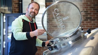Ein Mann vom Fach: Tobias Palmer übt das Bierbrauerhandwerk schon seit 30 Jahren aus – jetzt ist er der Chef am Splügner Sudhaus. Ein Mann vom Fach: Tobias Palmer übt das Bierbrauerhandwerk schon seit 30 Jahren aus – jetzt ist er der Chef am Splügner Sudhaus.