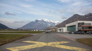 Kein Durchgang: Der Rollweg vor den Hangars auf dem Flugplatz Mollis ist für Fussgänger und Velofahrerinnen gesperrt.