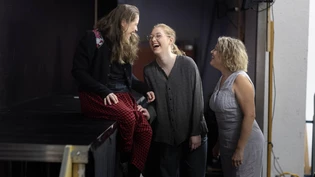 Die Chemie stimmt: Joline Galli (Mitte) spielt mit ihrer Mutter Angela Galli und ihrer Schwester Lea im «Besuch der alten Dame» des Theaters Glarus. 