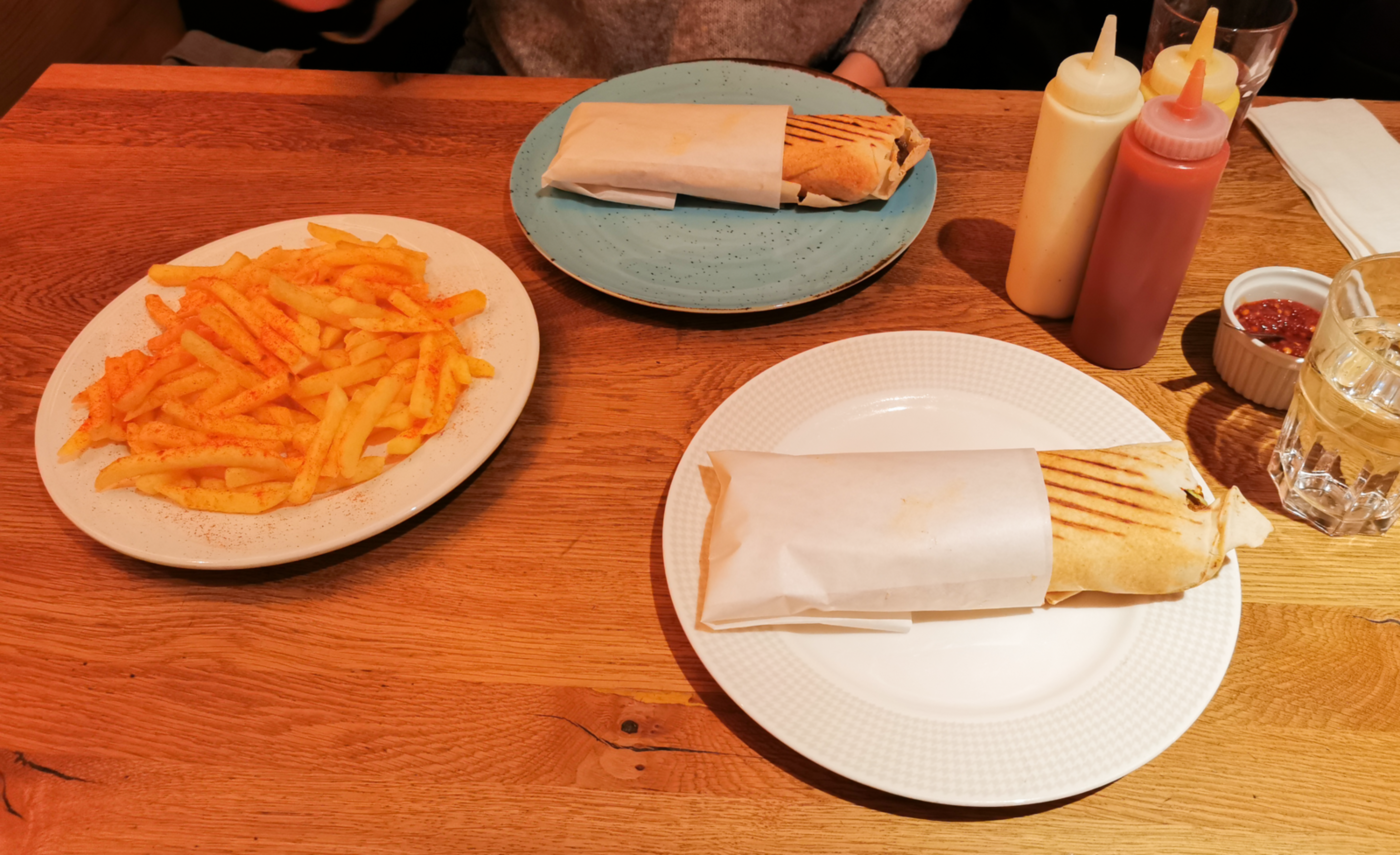Aufgedeckt: Zum Schwarma mit Straussenfleisch und Kafta gibt es Pommes, die besonders gewürzt sind.