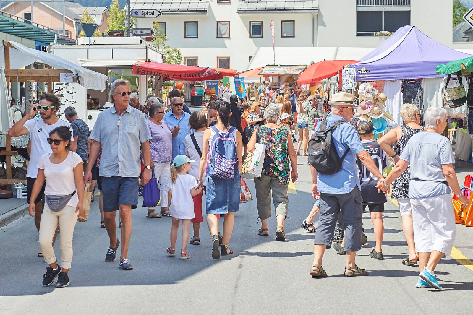 Sommerkleider sind gefragt: Der 4. August 2018 war der heisseste Tag der Woche. Das bekamen auch die Besucherinnen und Besucher am Ilanzer Städtlifest zu spüren.