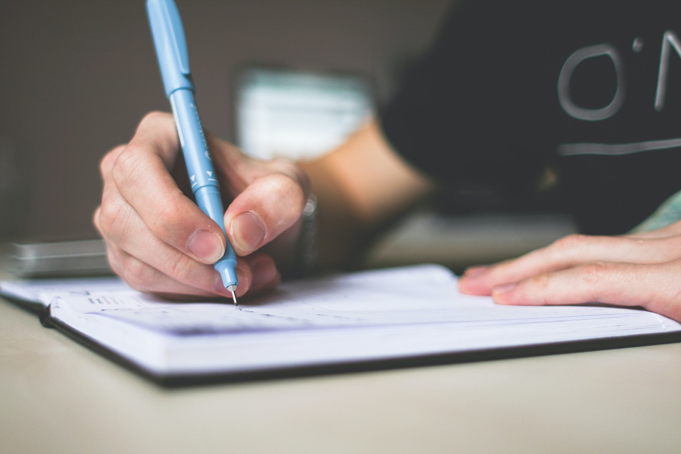 Um den Stress zu verringern: Eine Liste hilft, den Überblick zu behalten und das Erledigte durchzustreichen.
