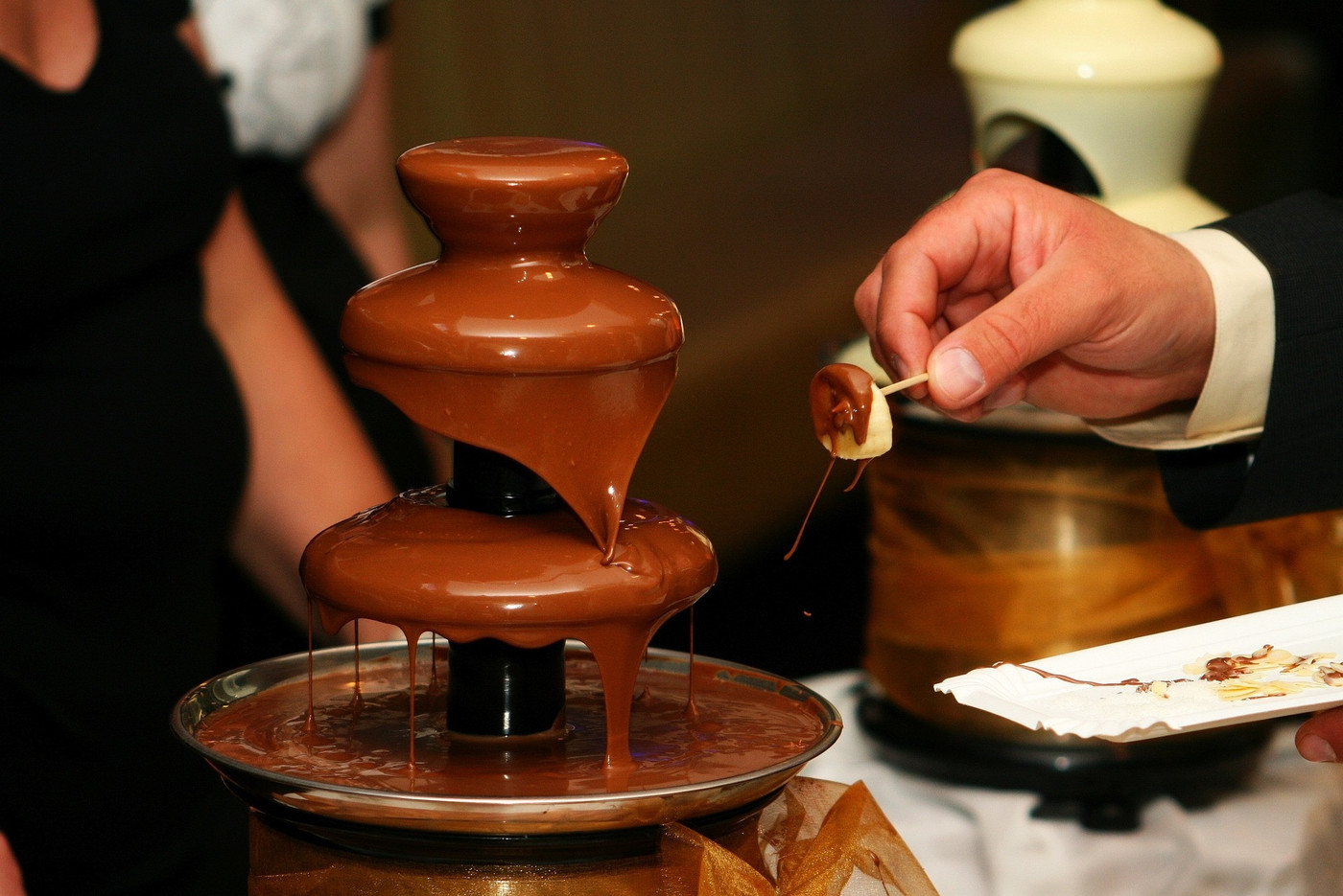 Geschmolzener Leckerbissen: Schokoladenfondue oder -brunnen brauchen viele Schokoladenresten auf.