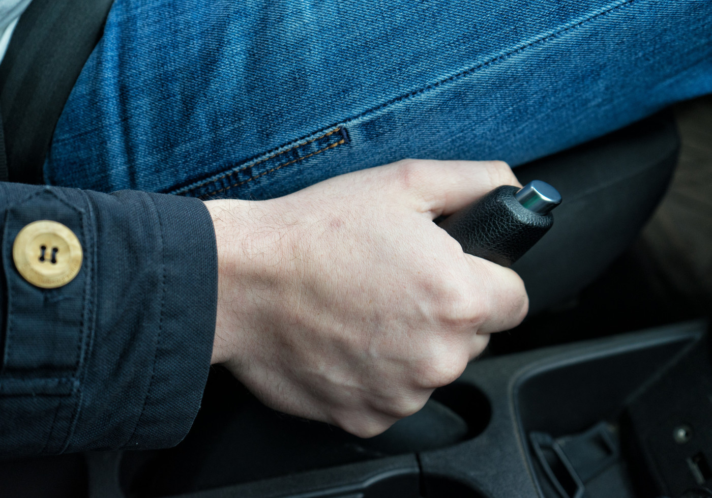 Ideale Vorbereitung: Bevor die Reifen gewechselt werden, sollte die Handbremse gezogen werden.