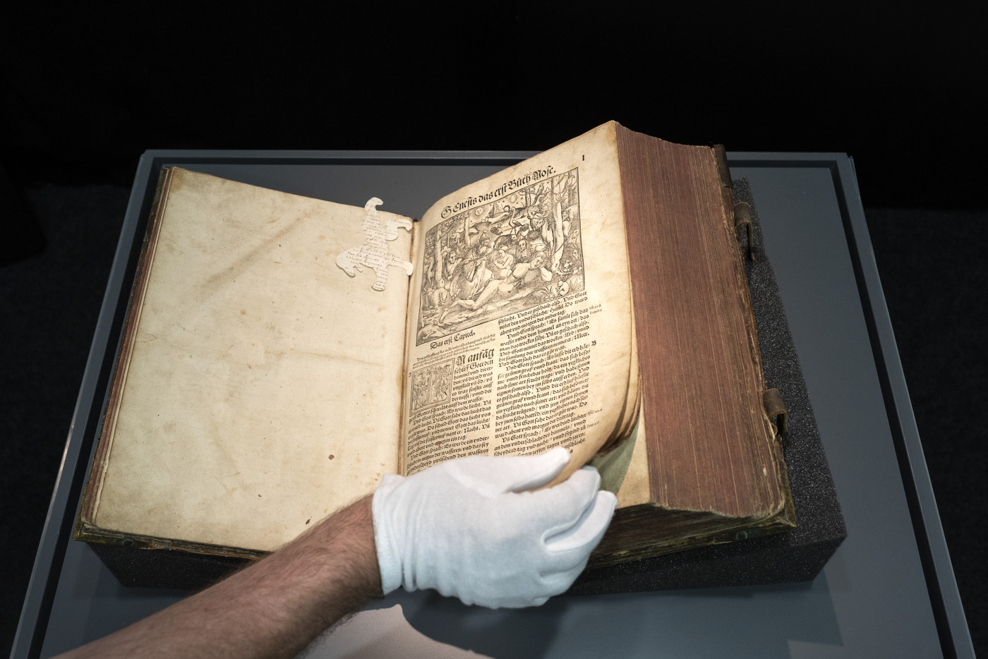 Bibel aus dem Jahr 1539: In der Heiligen Schrift steht geschrieben, was an Auffahrt aus christlicher Sicht passiert ist.