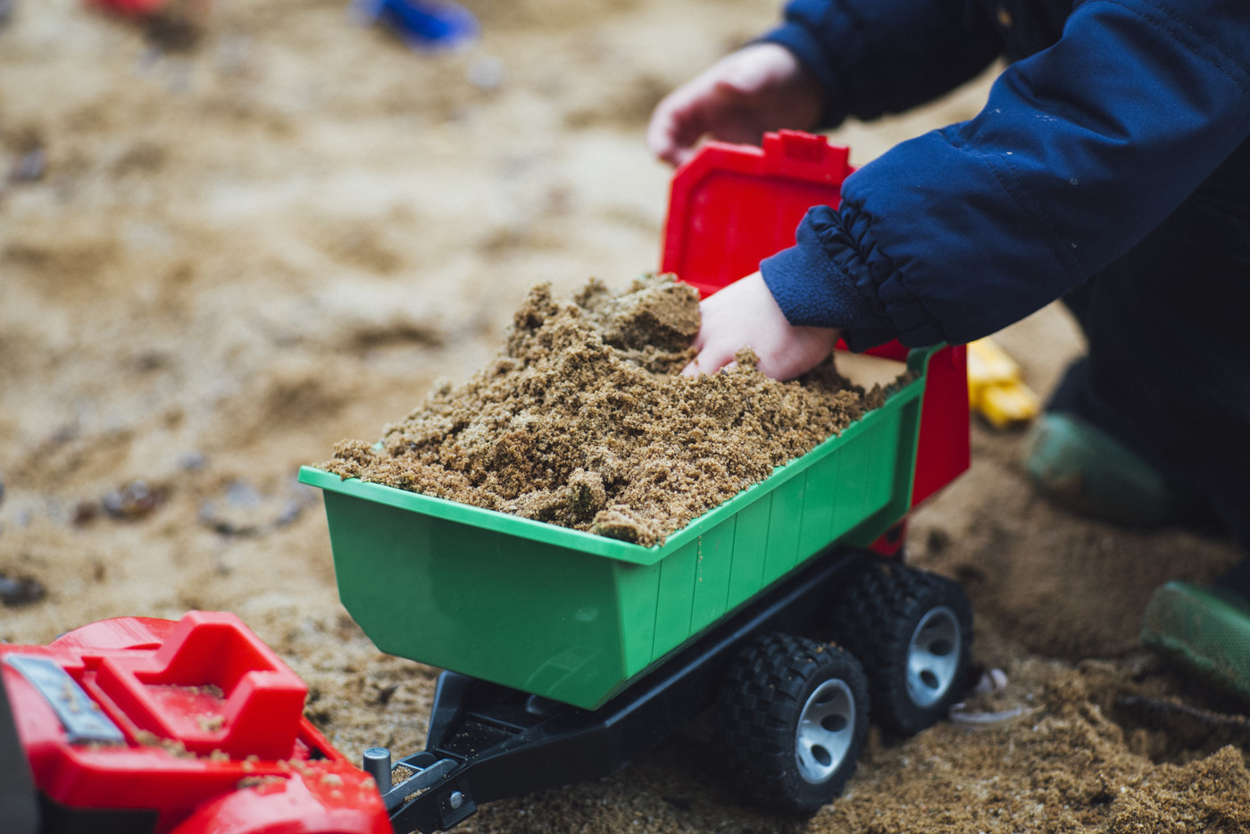 Sicher und sauber: Sandkästen mit einer Abdeckung werden weniger mit Tierkot, Scherben oder Zigarettenstummel verschmutzt. 
