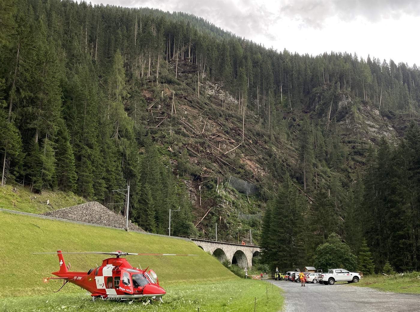 Familie verunglückt: Das Unwetter überrascht eine Familie. Der 70-jährige Vater wurde dabei mittelschwer verletzt und musste ins Spital gebracht werden.