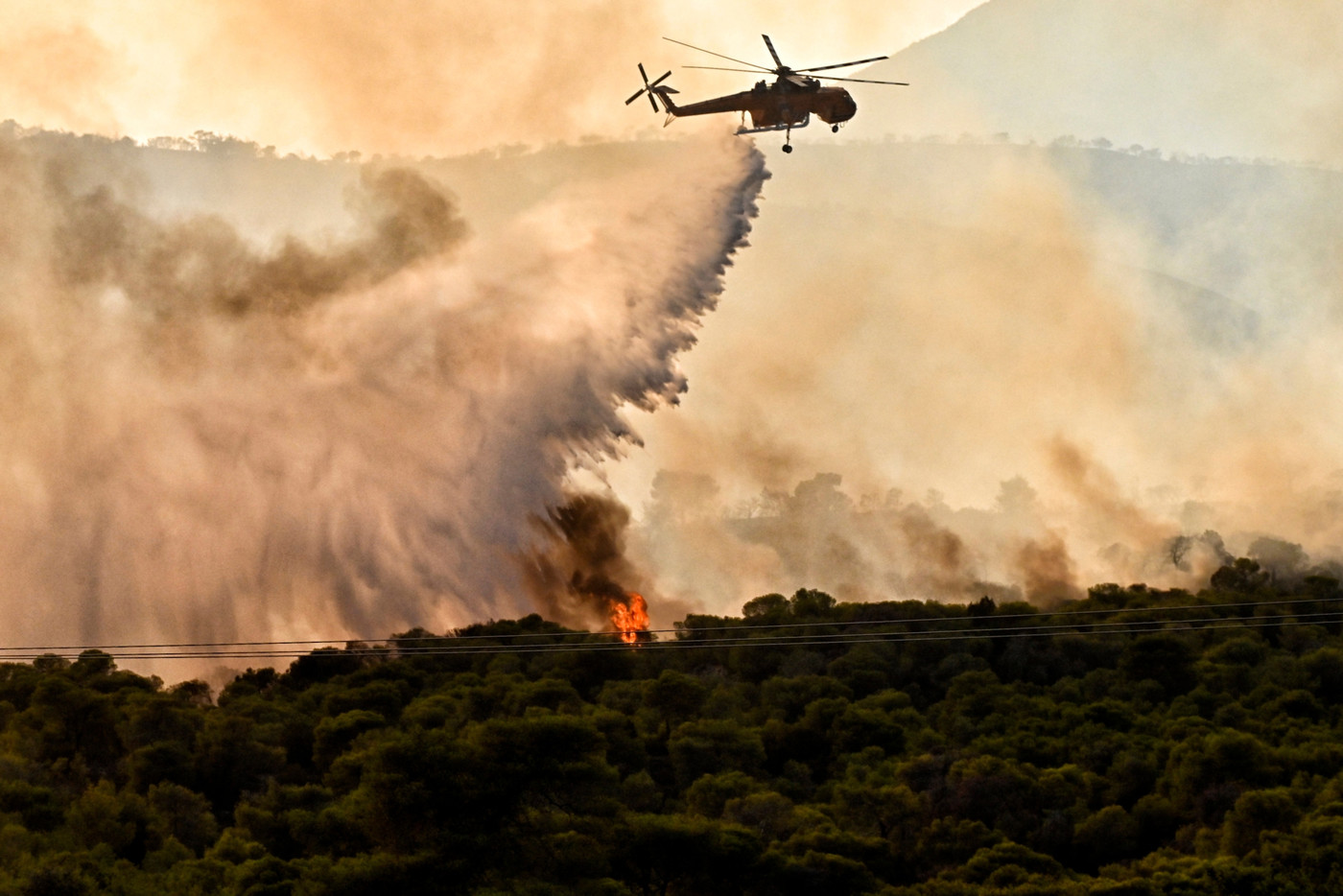 Riesige Feuerfront: Ein Löschflugzeug wirft Wasser ab, um einen Flächenbrand im Gebiet Aghios Charalambos zu löschen.