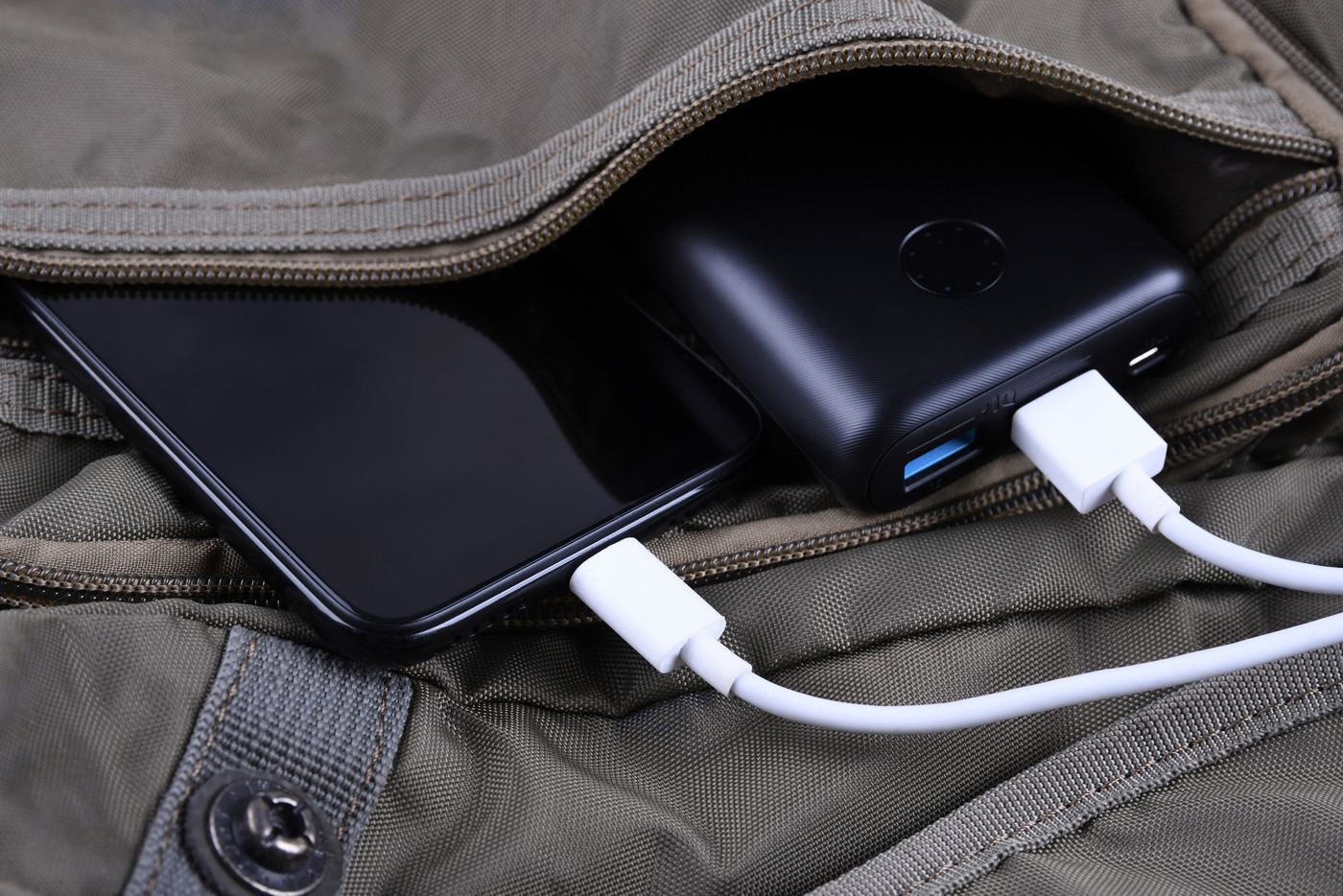 Mobile Lademöglichkeit: Powerbanks sollten an Festivals mitgenommen werden, da man so einfach Handys aufladen kann.