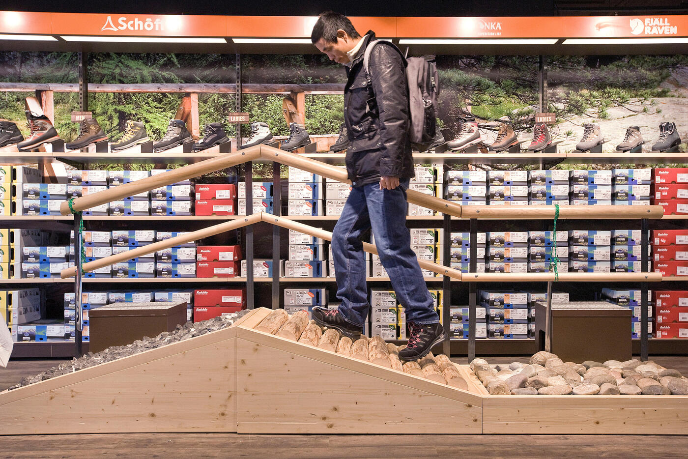 Im Laden ausprobiert: Ein Kunde testet auf einem Testparkour ein Paar Wanderschuhe.