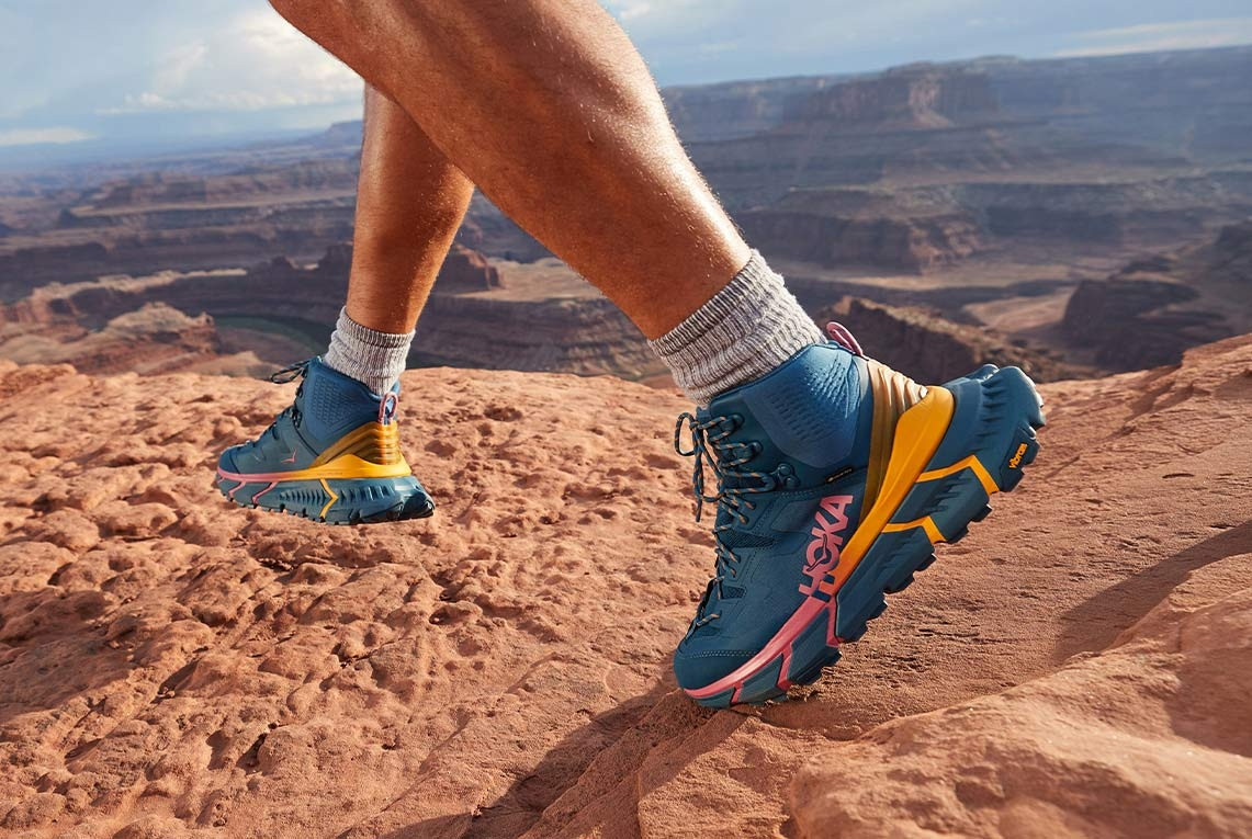 Spezielle Form: Der Ten Nine Hike GTX der Marke Hoka One One ist nicht nur farblich, sondern auch wegen seiner abstehenden Ferse ein Blickfang.