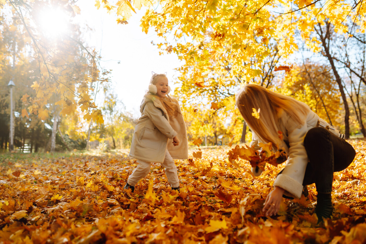 Ein paar Atemzüge an der frischen Luft: Ein paar Sonnenstrahlen und die warmen Herbstfarben sind Balsam für unsere Seele.
