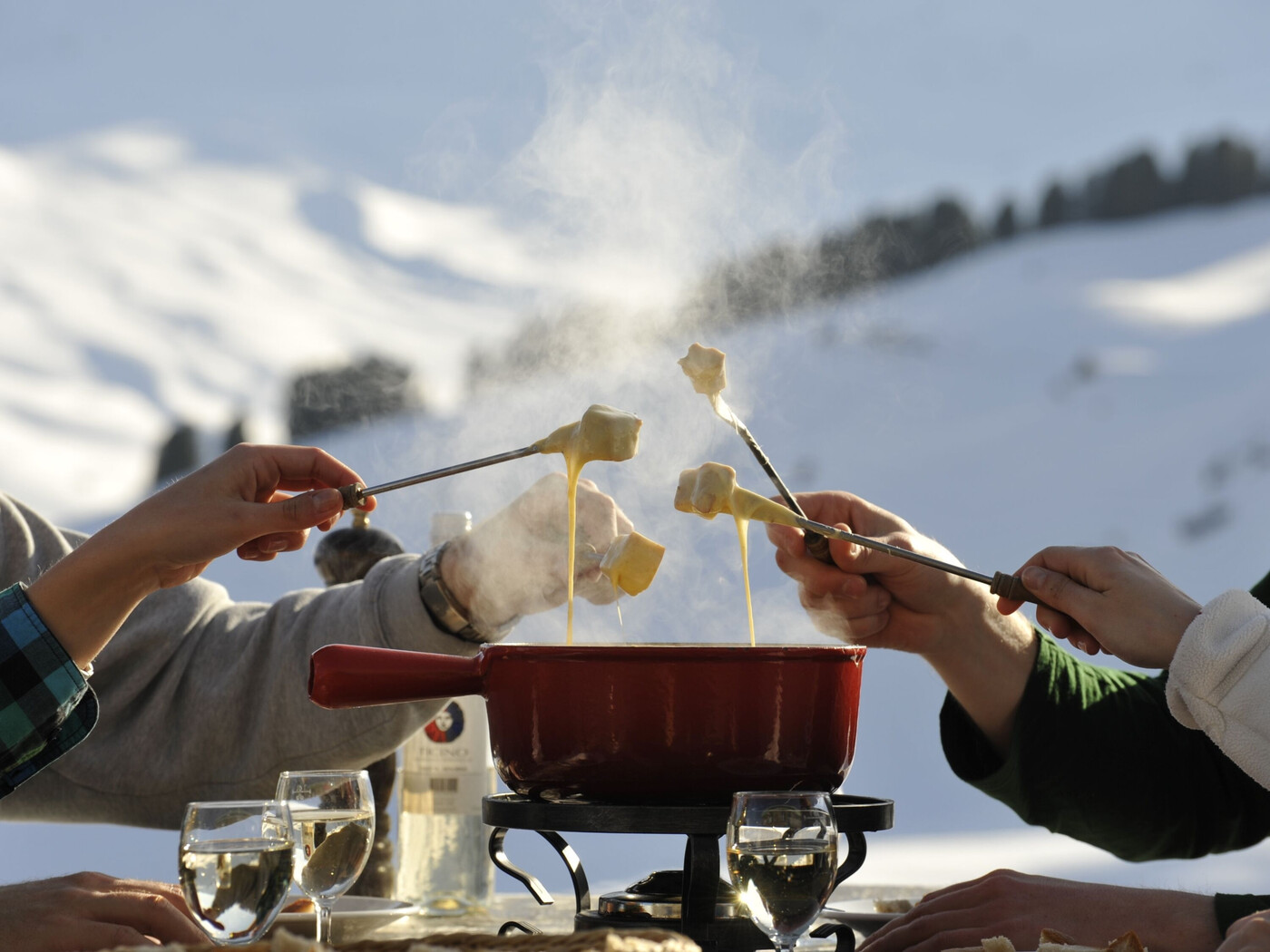 Ein herzhafter Genuss: Mit Freunden im Winter ein Outdoor-Fondue geniessen.
