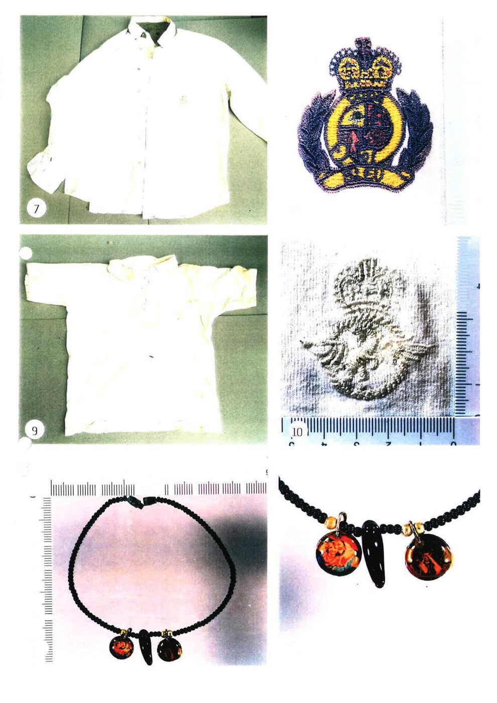 Diese Gegenstände wurden unter anderem in den Koffern vorgefunden: Ein besticktes Hemd mit Emblem und eine Kette mit Anhängern.