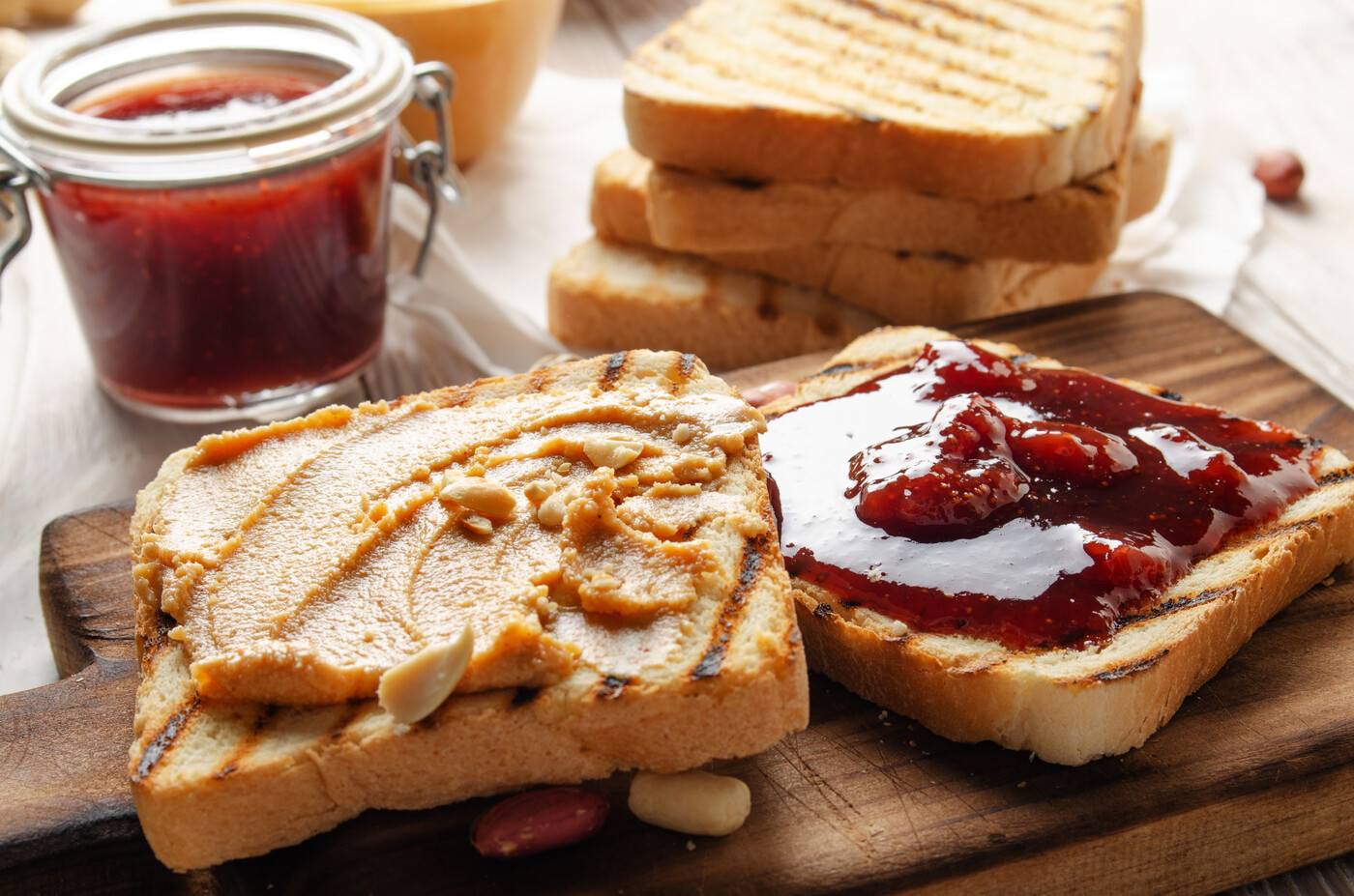 Amerikas Nationalgericht für zwischendurch: Ein «Peanutbutter and Jelly-Sandwich» auf dem Schneidebrett.