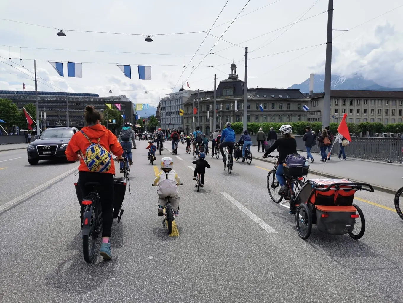 Anlass für Kinder und Erwachsene: Der «Kidical Mass»-Umzug in Luzern führte über die Seebrücke Richtung Neustadt.