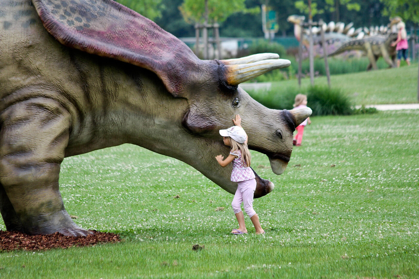 Keine Berührungsängste: Ein kleines Mädchen streichelt einen Torosaurus.