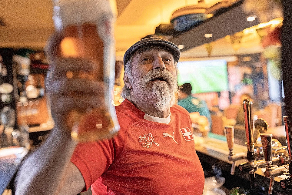 Nati-Fan Nummer 1: Wirt Adi Brönnimann schmückt das «St. Fridolins Pub» bei der Löntschbrücke in Netstal jeweils aufwendig mit Schweizer Fanartikeln.
