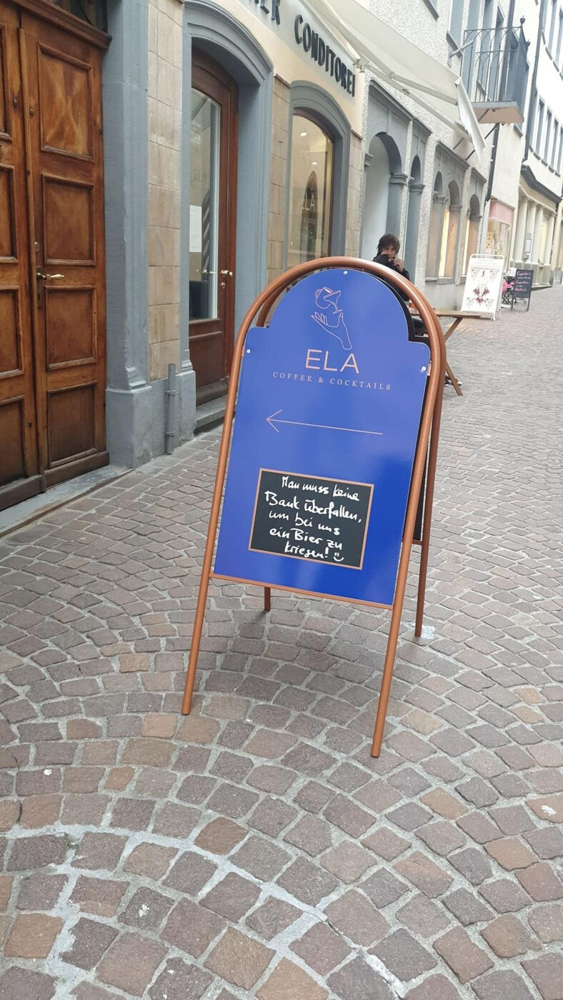 Pächterin beweist Humor: Ein Bier bekommt man also definitiv auch ohne einen vorherigen Banküberfall. 