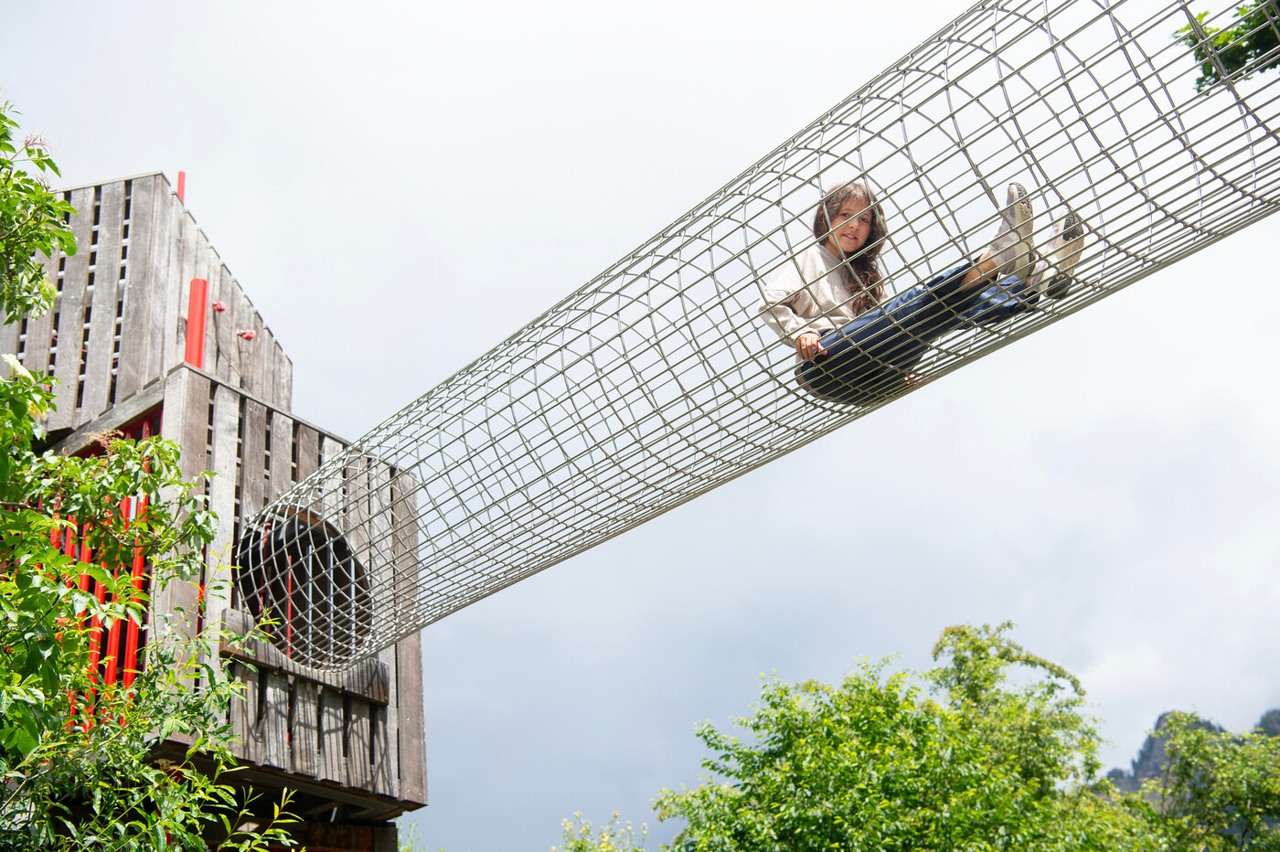 Schwindelfrei: Lou bahnt sich ihren Weg durch den Netztunnel, welcher die beiden grossen Türme auf dem Spielplatz verbindet.