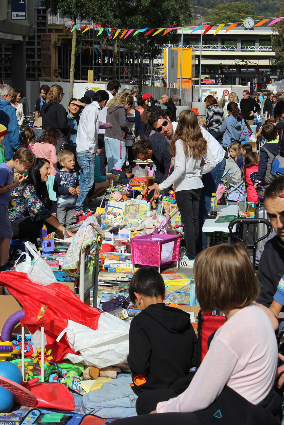 Umgang mit Geld lernen: Die Kinder können am Flohmarkt ihre Spielsachen eigenständig anbieten und verkaufen.