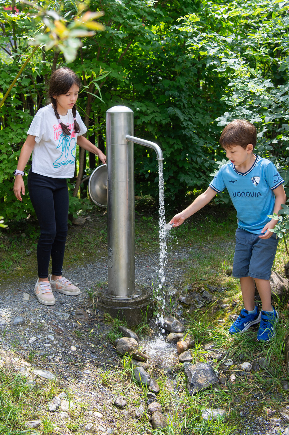 Wasser marsch: Lou und Dea spielen mit der Wasserpumpe.