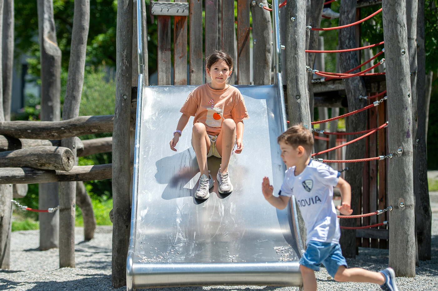Viele Spielmöglichkeiten: Während Dea auf dem Spielplatz herumrennt, rutscht Lou die Rutschbahn hinunter.