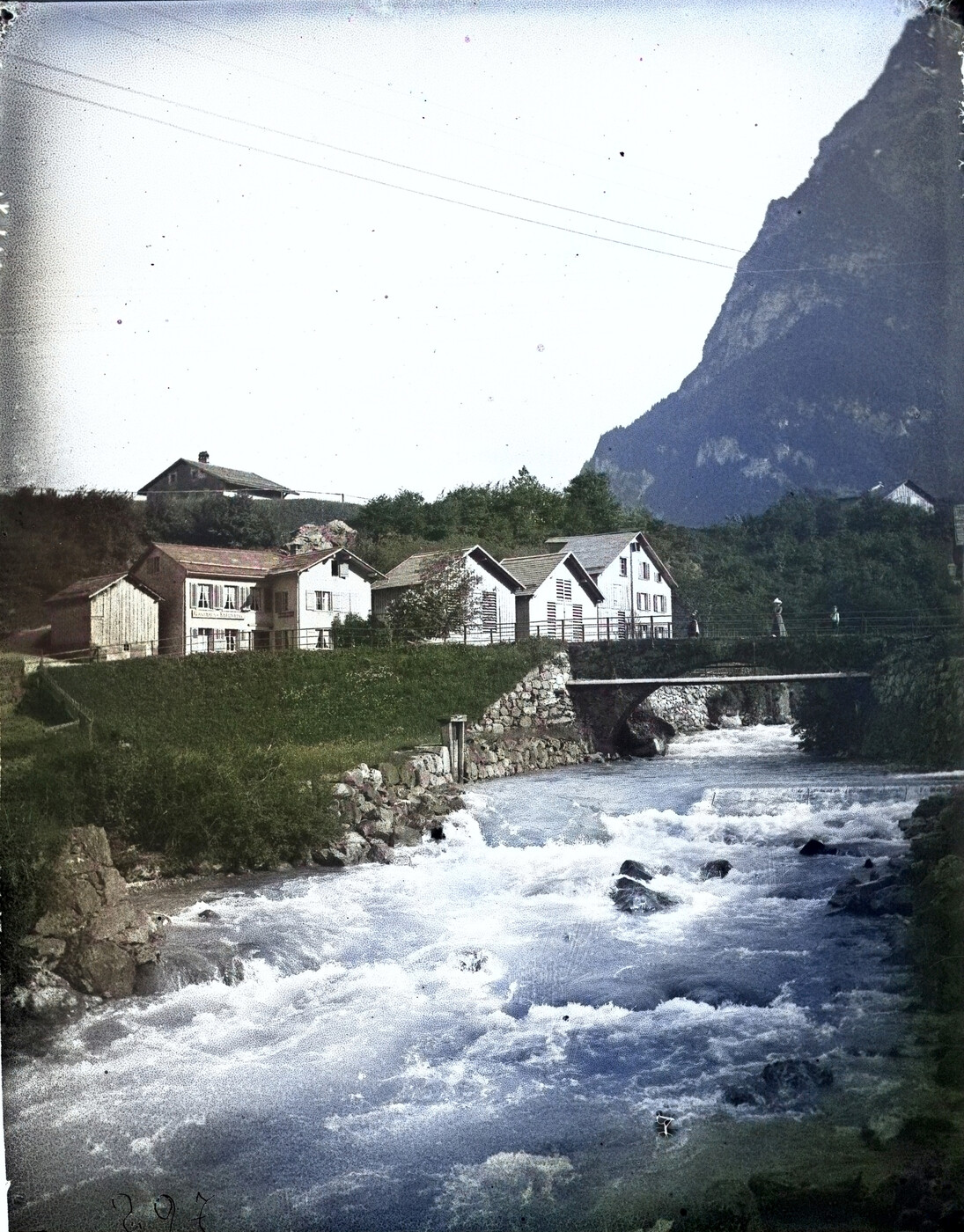 Die Brücke über den Löntsch in Riedern. Im Hintergrund sieht man das Restaurant «Edelweiss». Das Bild ist digital nachkoloriert. 