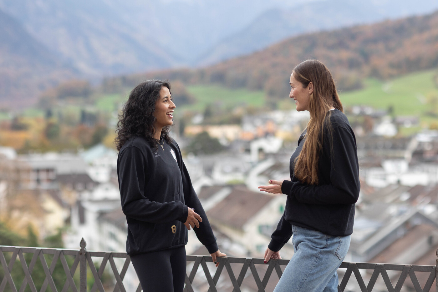 Sprechen die gleiche Sprache: Noelani Helm (links) und Peyton Wilhite leben seit drei Monaten in Glarus, Schweizerdeutsch haben sie aber noch nicht viel gelernt.