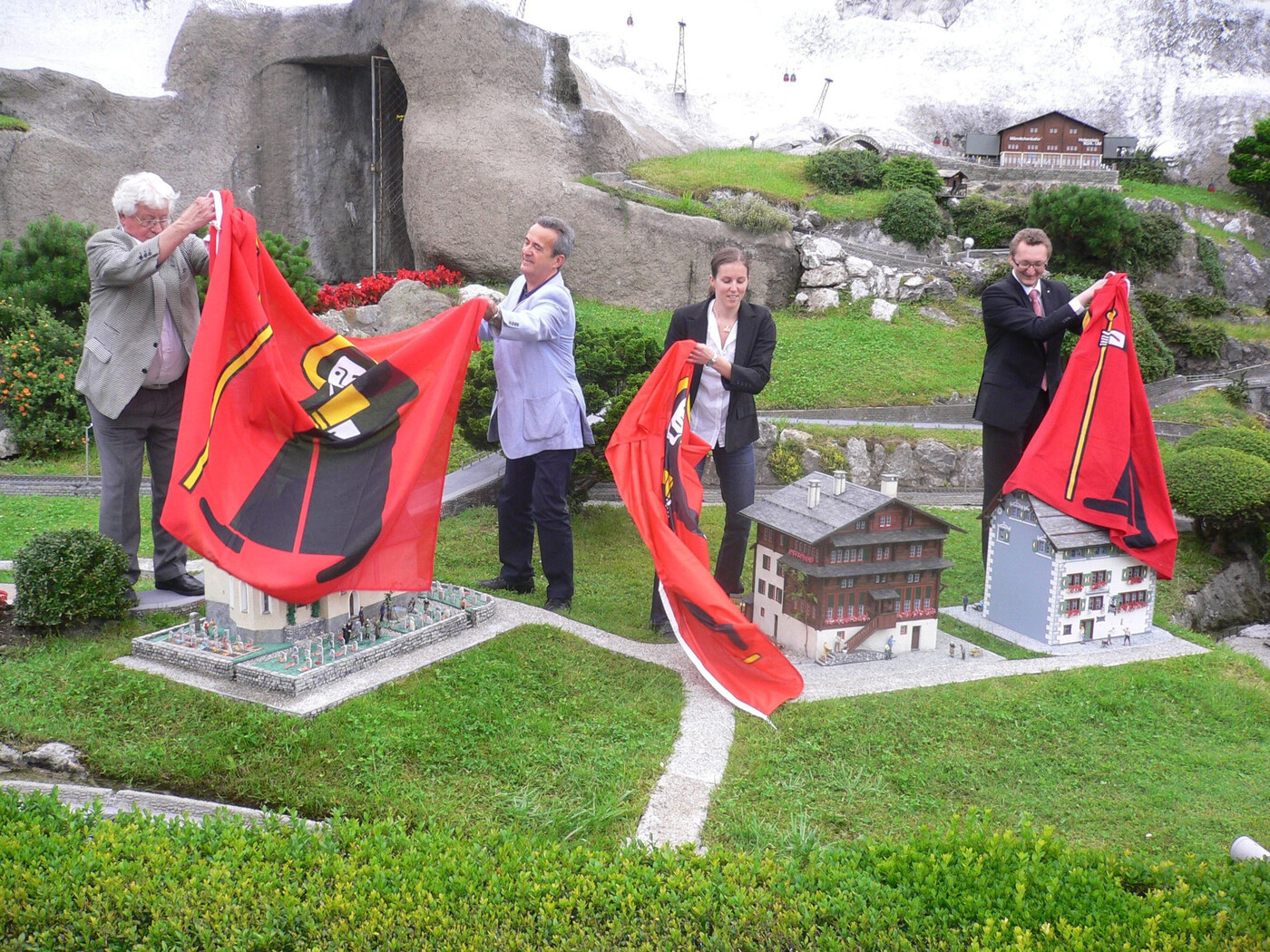 Freiluftanlage «Swissminiatur»: Elm im Kleinformat wird enthüllt durch Kaspar Rhyner (von links), Dominique Vuigner (CEO Swissminiatur), Fabienne Burgener (Geschäftsführerin Sernftaltourismus) und Igor Borisovich (russischer Botschafter in Bern).