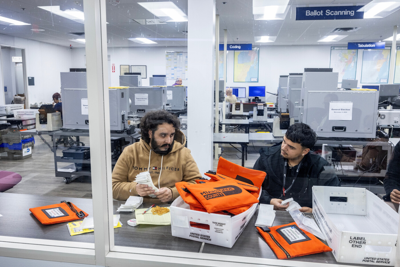 «Swing States» mit wechselnden Mehrheiten: Mitarbeiter des Miami-Dade-County-Election-Departments machen sich bereit, die Stimmzettel zu scannen.