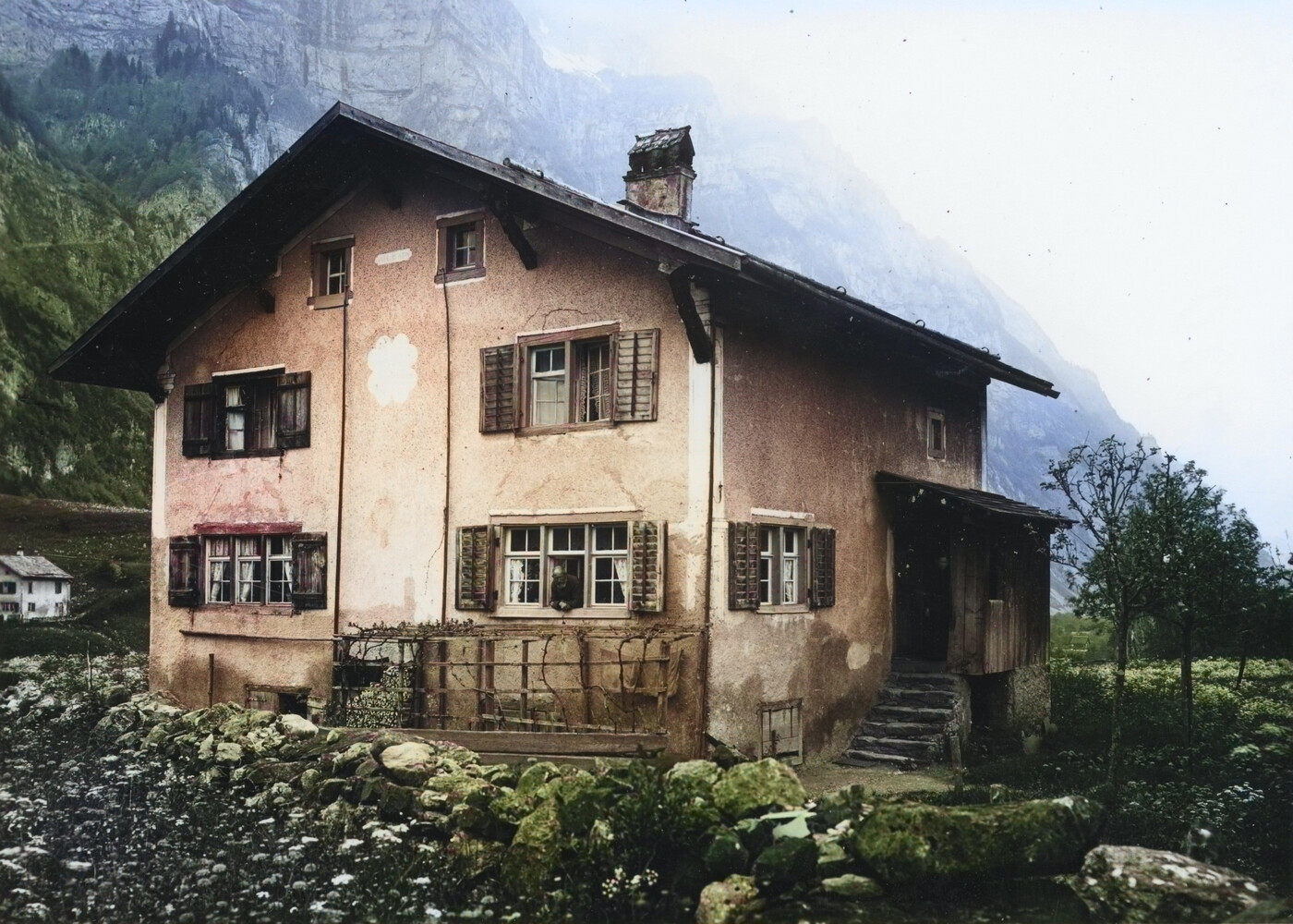 Maurermeister Kaspar Stüssi und seine Frau wollen von ihrem Haus aus über dem «Staldengarten» verdächtigen Rauch beobachtet haben. Das Bild ist digital nachkoloriert. 