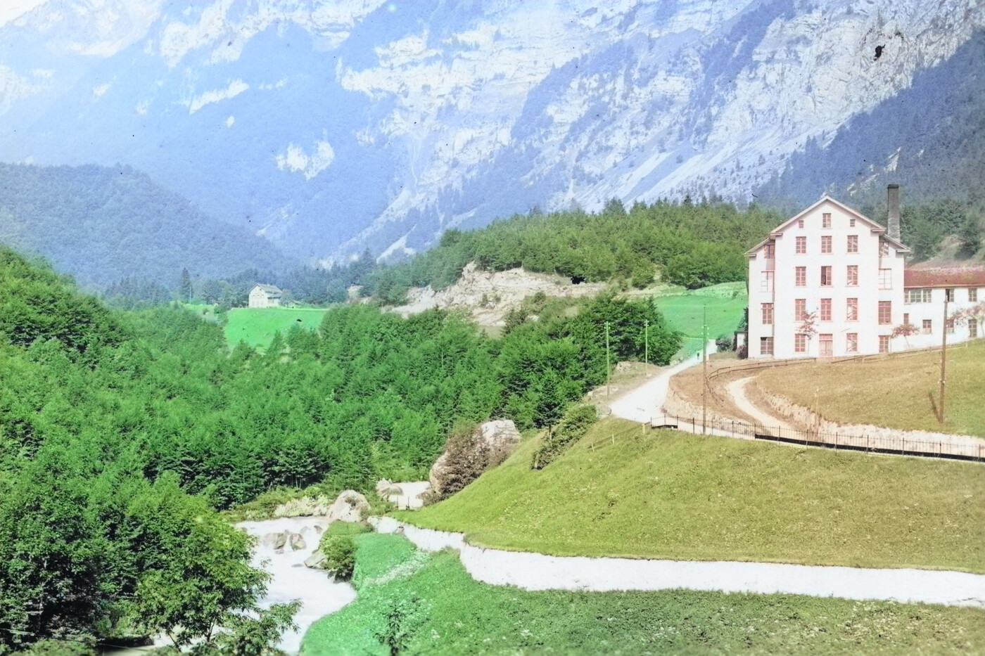 Die Fabrik im Auli (rechts) liegt etwas unterhalb des «Staldengartens» an der Klöntalerstrasse. 